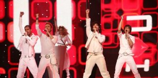 Standard issue Spanish Euro-fodder D'Nash for Spain at the 2007 Eurovision Song Contest