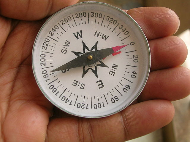 640px-Compass_align Compass