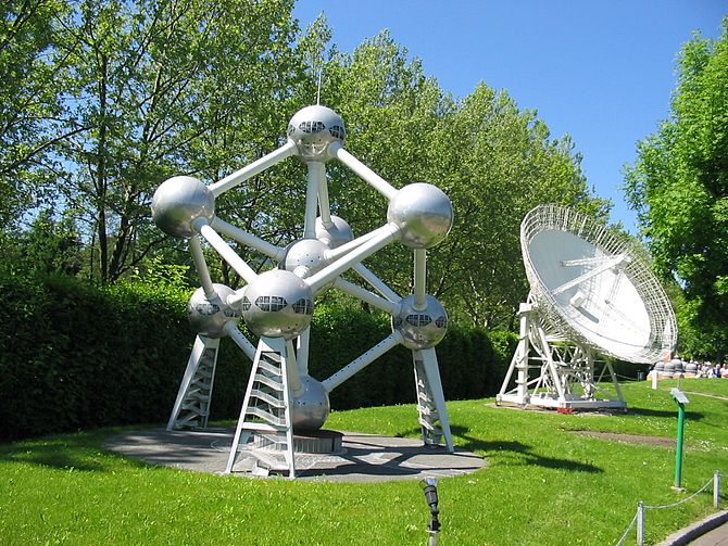 English: Atomium and Radioteleskop Effelsberg ... English: Atomium and Radioteleskop Effelsberg ...