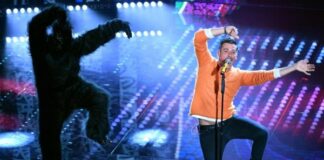 Man with a monkey wins Sanremo 2017 Francesco Gabanni