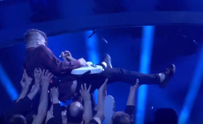 176F92C4-4605-4ACF-8E84-83960CB10B5B Aws stage dive