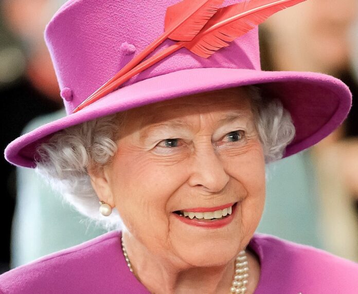 1200px-Queen_Elizabeth_II_in_March_2015 La Queen