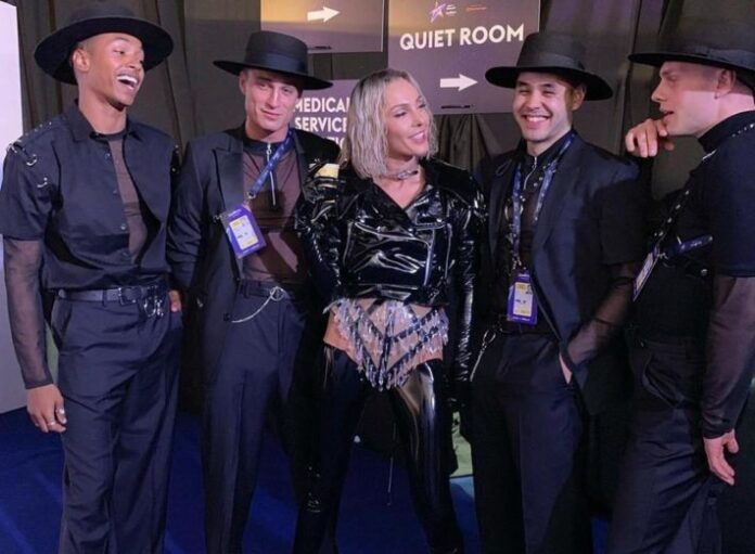 Tamta Tamta and her dancers backstage