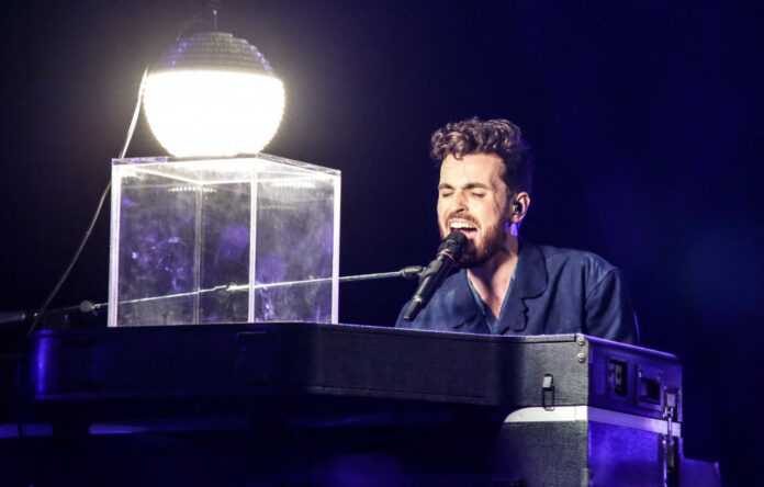 box Dutch hopeful Duncan Laurence glows on stage