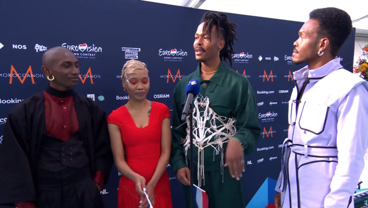 Jeangu Macrooy on the Ducth turquoise carpet for Eurovision 2021